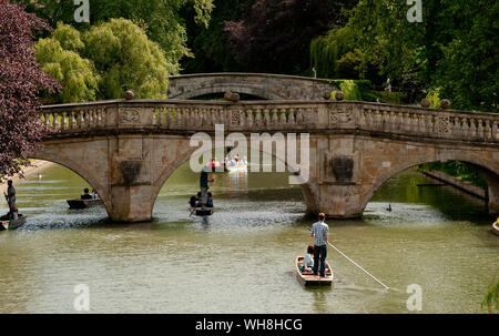 Touristen stochern auf dem Fluss Cam in Cambridge, England. Stockfoto