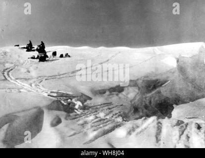 Mitglieder des Amundsen Team mit Hunden und Schlitten. Kapitän Roald Amundsen entdeckte den Südpol am Dezember 14-17, 1911. Antarktis: Der letzte Kontinent, der von Ian Cameron, Seite 169. Stockfoto