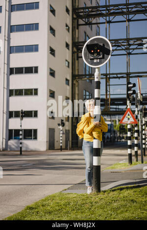 Reife Frau umarmt Ampel Stockfoto