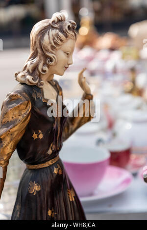 Statue der jungen Modefrau auf dem Flohmarkt Stockfoto