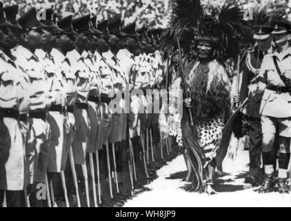 König Sobuza II in traditioneller Tracht prüft die Mitglieder des 1.BATAILLON Malawi Gewehre während der swasiland Unabhängigkeit feiern in Mabane der Hauptstadt 6. September 1968 Stockfoto