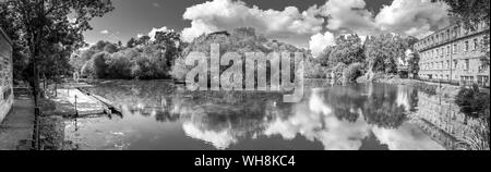 Die stillgelegte aus Stein gebauten Yiyella Factory und Dam im Pleasley Vale, Derbyshire, England, UK. Stockfoto