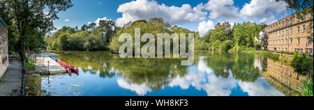 Die stillgelegte aus Stein gebauten Yiyella Factory und Dam im Pleasley Vale, Derbyshire, England, UK. Stockfoto