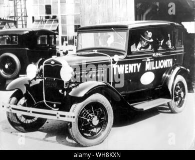 Henry Ford, mit seinem Sohn Edsel neben ihm fahren Das 21-millionstes Auto von seinem Detroit funktioniert Stockfoto