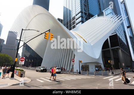 Oculus New York, Blick auf das Äußere des Oculus Shopping Mall und Verkehrsknotenpunkt in Lower Manhattan, New York City, USA Stockfoto