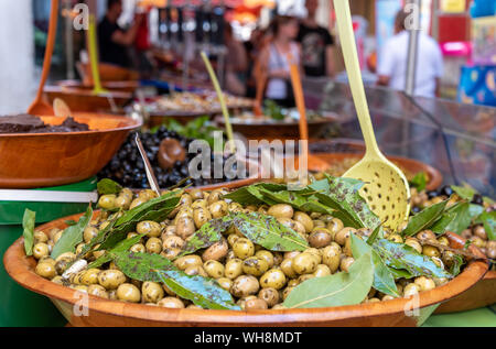 Oliven in Schüssel zum Verkauf an einem Stall Straßenmarkt In der Provence Frankreich Stockfoto