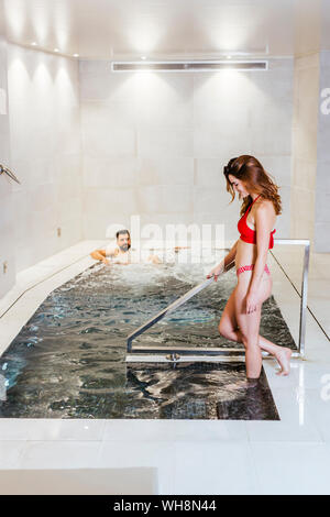 Mann und Frau genießen Sie den Whirlpool in einem Spa Stockfoto