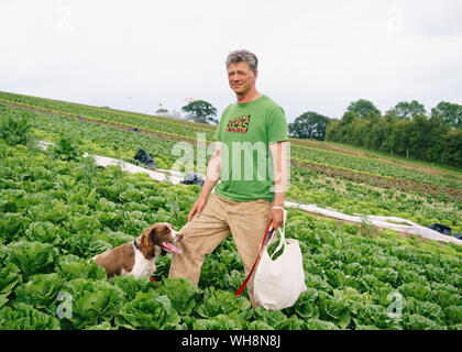 Guy Singh-Watson, Landwirt und Gründer von Riverford mit seinem Hund Artischocke. Stockfoto