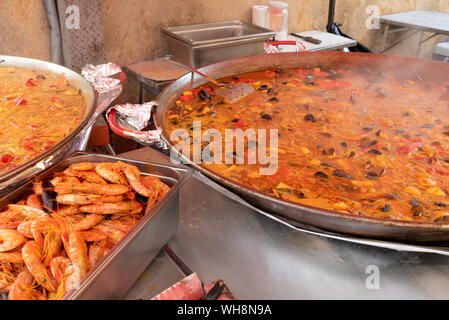 Street Food, große Pfanne Paella Meeresfrüchte Küche auf dem Markt in der Provence Stockfoto