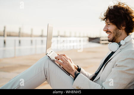 Geschäftsmann, arbeiten am Laptop im freien Stockfoto