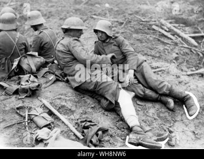 Ein britischer Soldat, gefangen in der dritten Schlacht von Ypern, Gespräch mit seinem Deutschen captor Stockfoto