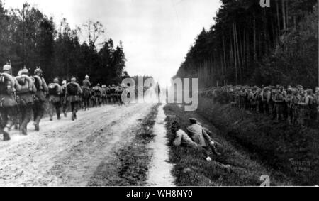 Deutsche Truppen marschieren bei ruhenden österreichisch ungarische Truppen auf an der Ostfront im August 1914 Stockfoto