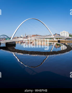 Unter einem blauen Himmel Newcastle upon Tyne und Millennium Bridge von Gateshead Seite des Flusses gesehen Tyne Stockfoto