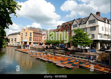 Holz- stocherkähne auf dem Fluss Cam auf der Scudamore stochern Unternehmen, Cambridge, England. Stockfoto