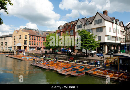 Holz- stocherkähne auf dem Fluss Cam auf der Scudamore stochern Unternehmen, Cambridge, England. Stockfoto