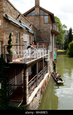 Holz- stocherkähne auf dem Fluss Cam auf der Scudamore stochern Unternehmen, Cambridge, England. Stockfoto