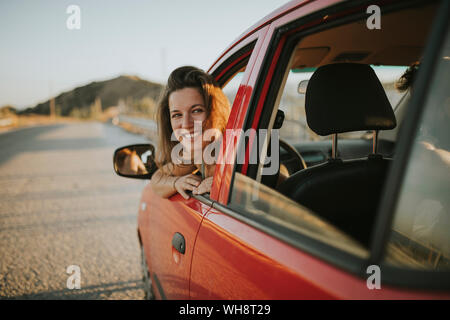 Frau auf einem Road Trip suchen aus dem Auto Fenster Stockfoto