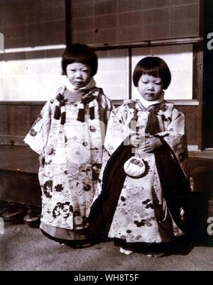 Zwei japanische Mädchen im Kleid. 1901. Stockfoto