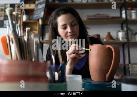 Potter Malerei unvollendete Vase in ihrer Werkstatt Stockfoto