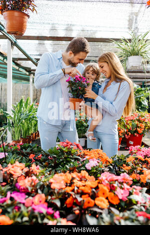 Glücklich, Mutter, Vater und Tochter kaufen Blumen in einem Garten Center Stockfoto