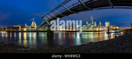 St. Pauls Kathedrale und Millennium Bridge bei Nacht, City of London, London, England, Vereinigtes Königreich, Europa Stockfoto