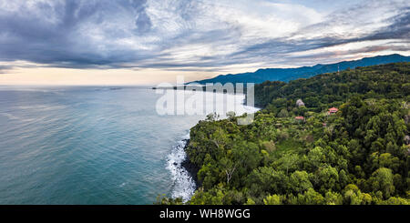 Drone Ansicht von Arco Strand und Regenwald bei Sonnenaufgang, Uvita, Puntarenas Provinz, Pazifikküste von Costa Rica, Mittelamerika Stockfoto