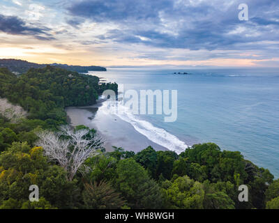 Drone Ansicht von Arco Strand und Regenwald bei Sonnenaufgang, Uvita, Puntarenas Provinz, Pazifikküste von Costa Rica, Mittelamerika Stockfoto