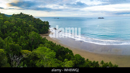 Drone Ansicht von Arco Strand und Regenwald bei Sonnenaufgang, Uvita, Puntarenas Provinz, Pazifikküste von Costa Rica, Mittelamerika Stockfoto