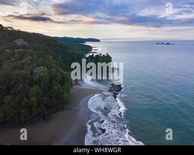 Drone Ansicht von Arco Strand und Regenwald bei Sonnenaufgang, Uvita, Puntarenas Provinz, Pazifikküste von Costa Rica, Mittelamerika Stockfoto