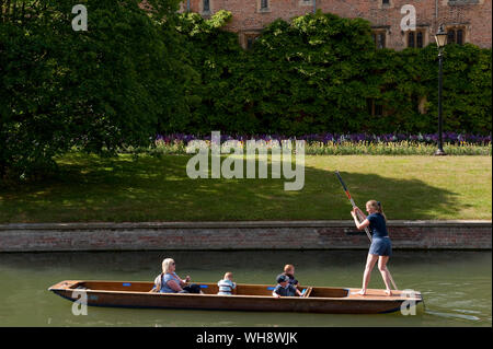Familie stochern auf dem Fluss Cam in Cambridge, England. Stockfoto