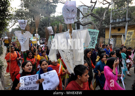 Dhaka, Bangladesch - Februar 08, 2013: Bangladesch sozialen Aktivisten an einer größten an Shahbag Kreuzung versammelt in Dhaka capit zu verlangen. Stockfoto