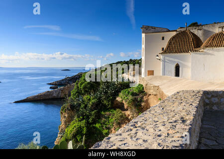 An der Küste Blick von der Stadtmauer, Mauern der Altstadt Dalt Vila, der UNESCO, der weiß getünchten Kirche, Ibiza, Balearen, Spanien, Mittelmeer Stockfoto