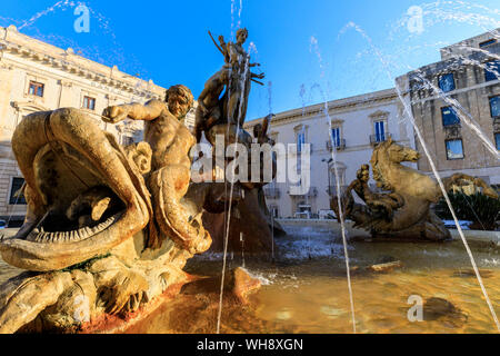 Brunnen von Artemis, Piazza Archimede, Ortigia (Ortygia), Syrakus (Siracusa), Weltkulturerbe der UNESCO, Sizilien, Italien, Mittelmeer, Europa Stockfoto