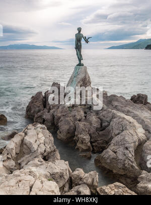 13. Mai 2019. Opatija, Kroatien. Maiden mit der Möwe Statue, offene Landschaft Stockfoto