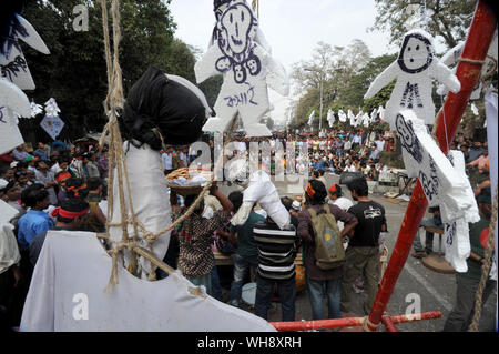 Dhaka, Bangladesch - Februar 08, 2013: Bangladesch sozialen Aktivisten an einer größten an Shahbag Kreuzung versammelt in Dhaka capit zu verlangen. Stockfoto