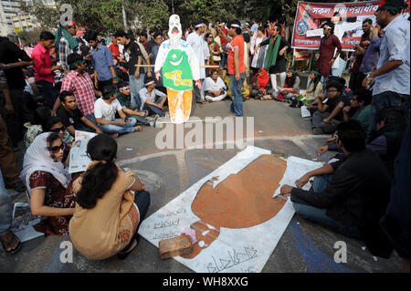 Dhaka, Bangladesch - Februar 08, 2013: Bangladesch sozialen Aktivisten an einer größten an Shahbag Kreuzung versammelt in Dhaka capit zu verlangen. Stockfoto