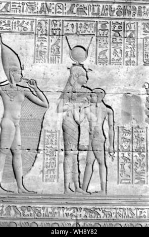 Sandstein Relief der Göttin Hathor saugen das Kind Gott aus der mammisi von Denderah, in der Zeit des Augustus erbaut und später eingerichtet.. Stockfoto