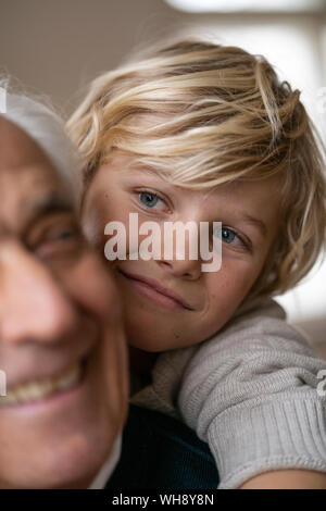 In der Nähe - upof happy Enkel umarmen Großvater Stockfoto