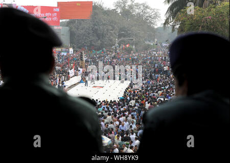 Dhaka, Bangladesch - Februar 08, 2013: Bangladesch sozialen Aktivisten an einer größten an Shahbag Kreuzung versammelt in Dhaka capit zu verlangen. Stockfoto