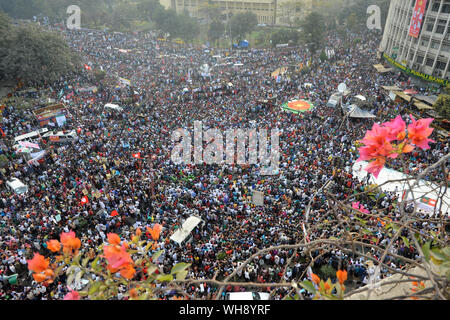 Dhaka, Bangladesch - Februar 08, 2013: Bangladesch sozialen Aktivisten an einer größten an Shahbag Kreuzung versammelt in Dhaka capit zu verlangen. Stockfoto