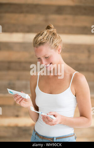Porträt der jungen Frau, die sich die Zähne putzen Stockfoto