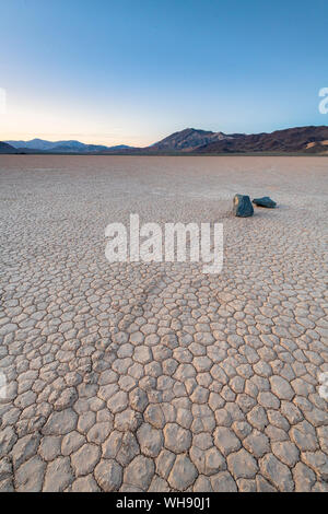 Verschieben von Felsbrocken am Racetrack Playa, Death Valley National Park, Kalifornien, Vereinigte Staaten von Amerika, Nordamerika Stockfoto