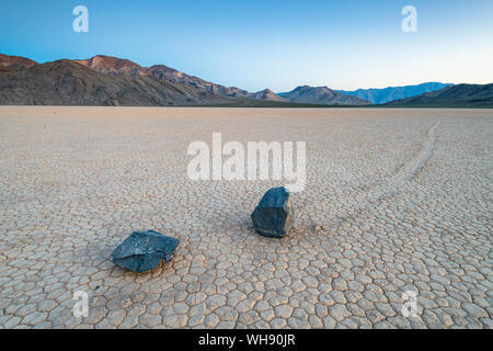 Verschieben von Felsbrocken am Racetrack Playa, Death Valley National Park, Kalifornien, Vereinigte Staaten von Amerika, Nordamerika Stockfoto