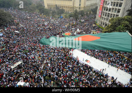 Dhaka, Bangladesch - Februar 08, 2013: Bangladesch sozialen Aktivisten an einer größten an Shahbag Kreuzung versammelt in Dhaka capit zu verlangen. Stockfoto