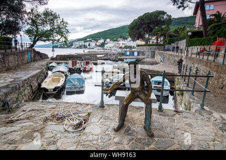 13. Mai 2019. Opatija, Kroatien. Statue und Angeln Boot Dock Stockfoto