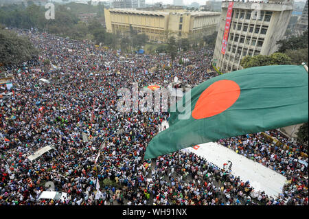 Dhaka, Bangladesch - Februar 08, 2013: Bangladesch sozialen Aktivisten an einer größten an Shahbag Kreuzung versammelt in Dhaka capit zu verlangen. Stockfoto