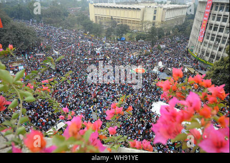 Dhaka, Bangladesch - Februar 08, 2013: Bangladesch sozialen Aktivisten an einer größten an Shahbag Kreuzung versammelt in Dhaka capit zu verlangen. Stockfoto