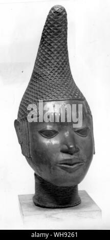 Nigeria, Benin: Kopf einer Königin Mutter, vermutlich aus dem 16. Jahrhundert Bronze. Höhe 15,75 Zoll (39,5 cm) Stockfoto