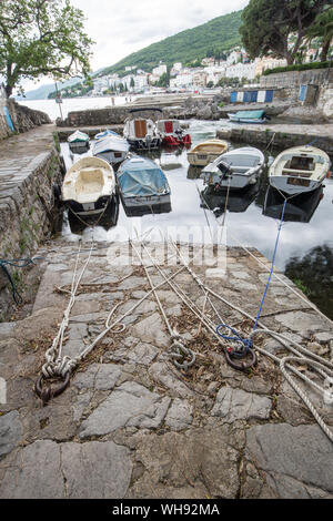 13. Mai 2019. Opatija, Kroatien. Fischerboote am Dock. Stockfoto