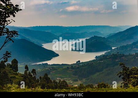 Fahrt durch Lake Bunyonyi in Uganda, Ostafrika, Südafrika Stockfoto